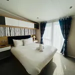 Four Seasons Lodge With Hot Tub