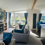 Four Seasons Lodge With Hot Tub