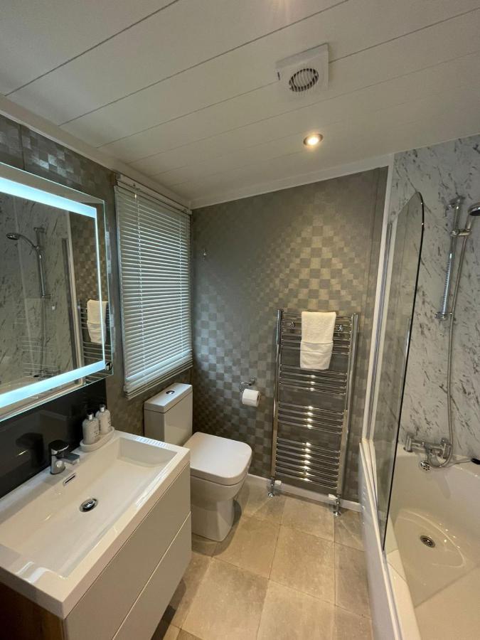 Four Seasons With Hot Tub Holiday home *