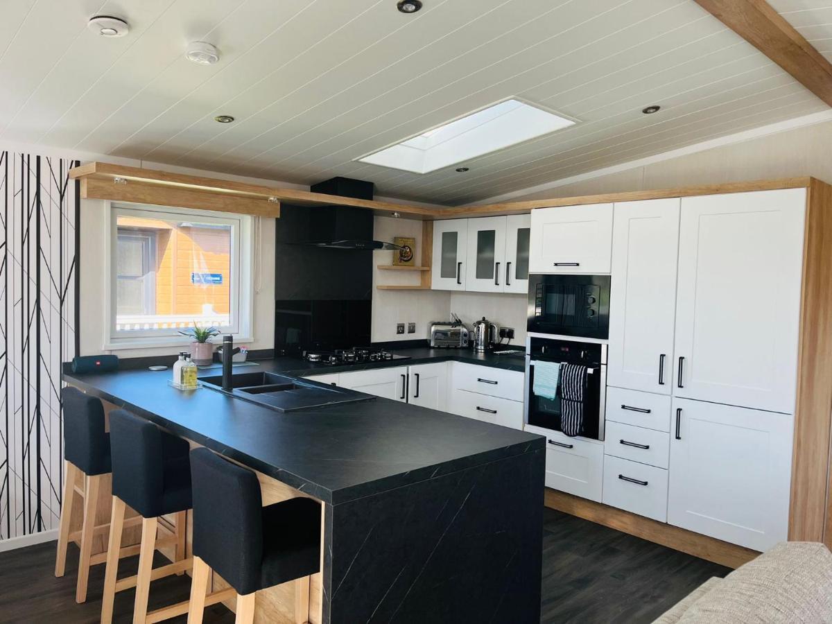 Four Seasons With Hot Tub Holiday home *