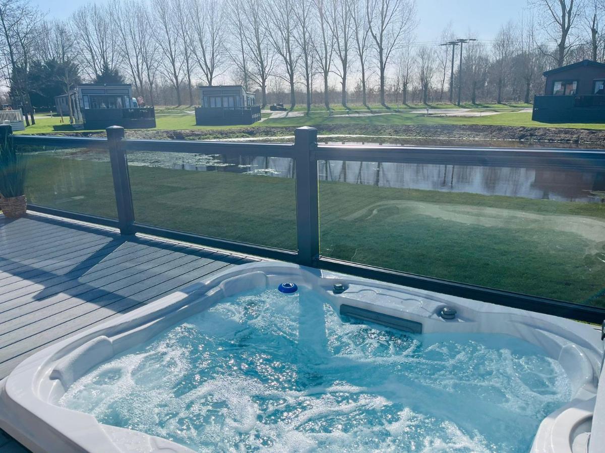 Four Seasons With Hot Tub Holiday home York